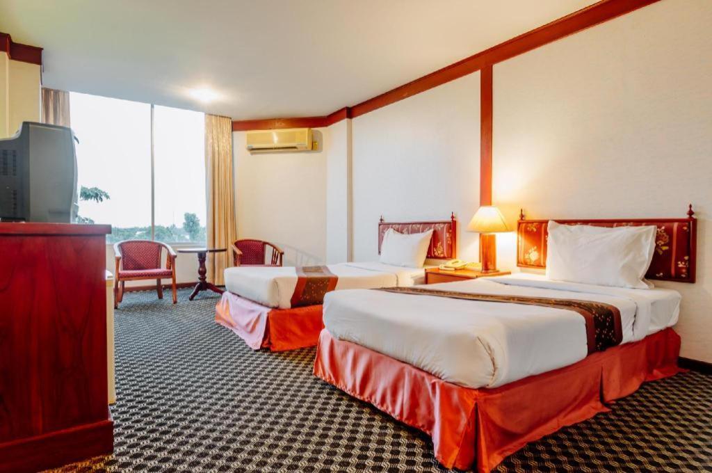 Beverly Hill Park Hotel Nakhon Sawan Buitenkant foto