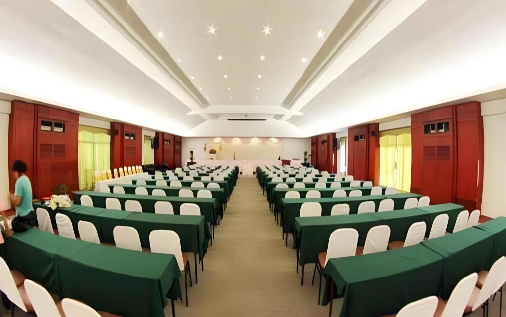 Beverly Hill Park Hotel Nakhon Sawan Buitenkant foto