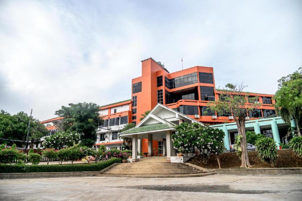 Beverly Hill Park Hotel Nakhon Sawan Buitenkant foto