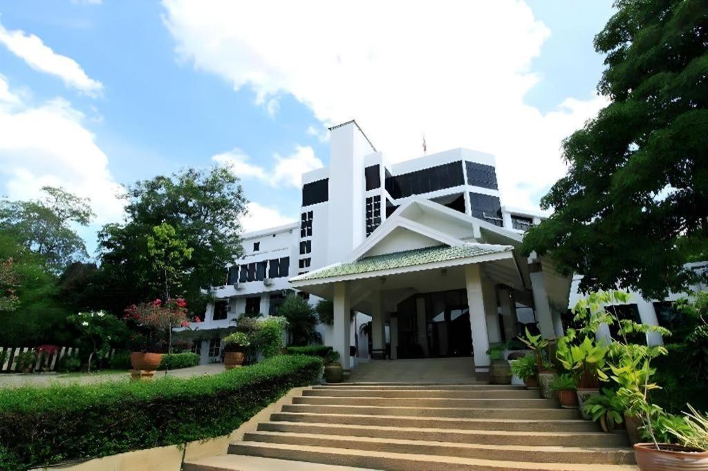 Beverly Hill Park Hotel Nakhon Sawan Buitenkant foto