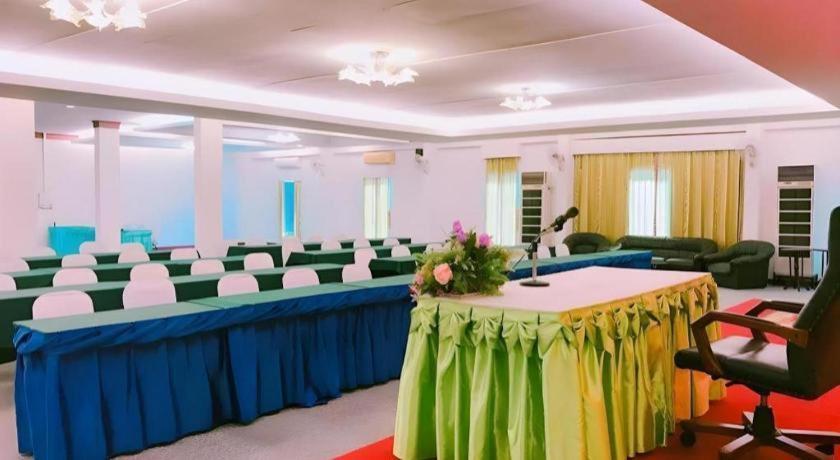 Beverly Hill Park Hotel Nakhon Sawan Buitenkant foto