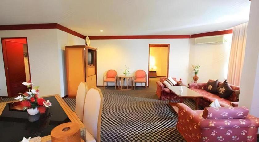 Beverly Hill Park Hotel Nakhon Sawan Buitenkant foto